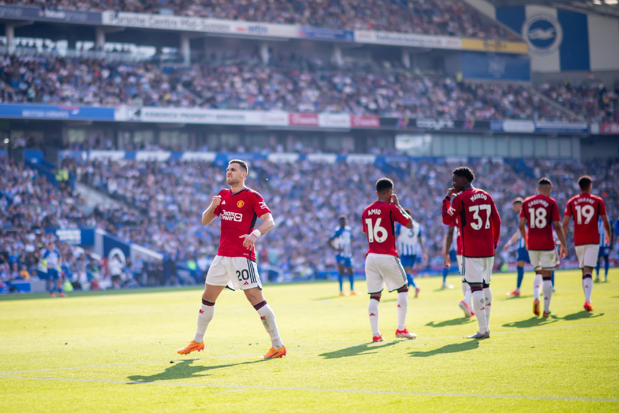 凭借瑜伽与 凭借瑜伽与